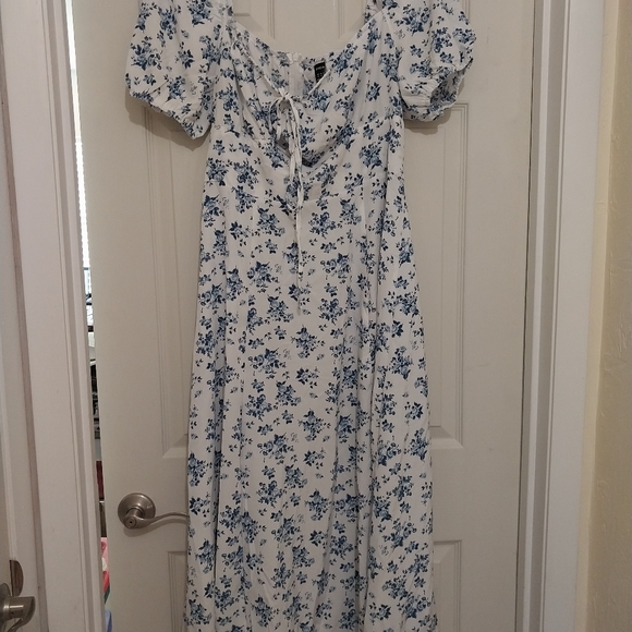 White and blue dress - Picture 1 of 5